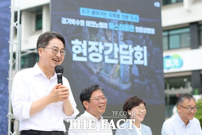 김동연 경기도지사가 12일 경기북수원테크노밸리 현장 설명회를 하고 있다. /경기도