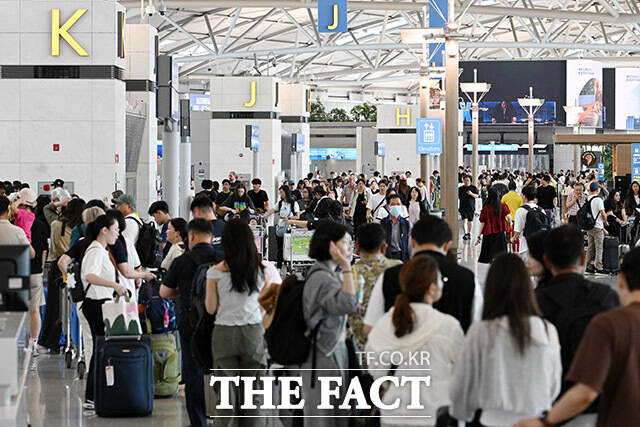 12일 업계에 따르면 파라타항공은 최근 국토교통부로부터 항공운항증명(AOC)을 재발급받고 본격적인 운항 채비에 들어갔다. /남용희 기자