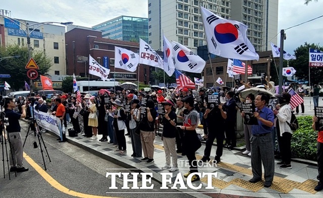 12일 대구시청 앞에서 보수단체 회원들이 박정희 조례 폐지 반대를 주장하며 시위를 벌이고 있다. /박병선 기자