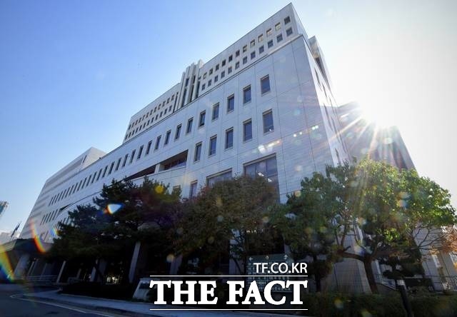 음주운전을 하다가 사고를 내고 도주한 30대가 일명 술타기로 범행을 감추려다 징역형을 선고받았다. 13일 법조계에 따르면 서울남부지법 형사14단독 김길호 판사는 특정범죄가중처벌등에관한법률 위반(도주치상)과 도로교통법 위반(음주운전, 사고후미조사) 혐의로 기소된 임모(31) 씨에게 징역 1년8개월을 선고했다. /더팩트DB