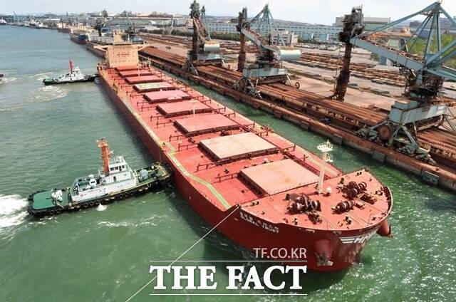 HMM이 브라질 최대 광산업체 발레와 4300억원 규모의 장기운송계약을 체결했다. HMM의 건화물선 글로벌 트러스트호. /HMM