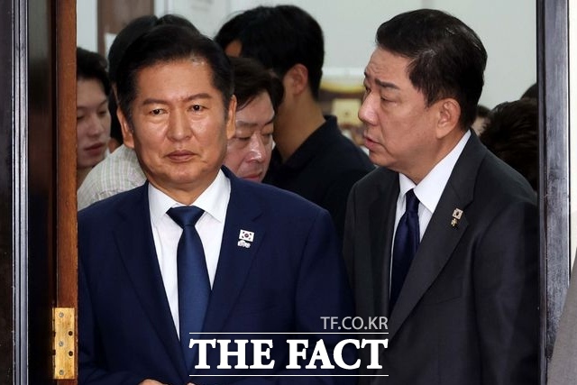 11일 더불어민주당 정청래 대표와 김병기 원내대표가 3대 특검법 협상 결렬 과정을 두고 갈등을 빚었다. /뉴시스