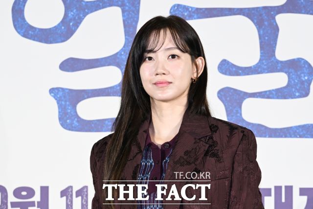 배우 신현빈이 영화 얼굴에서 베일에 감춰진 영화 속 미스터리의 주인공이자 40년 전 흔적도 없이 사라진 정영희 역을 맡아 열연을 펼친다. /서예원 기자