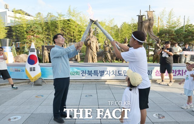 제62회 전북도민체육대회’를 알리는 성화 안치식이 11일 고창군 전봉준 장군 동상 앞에서 진행됐다. /고창군