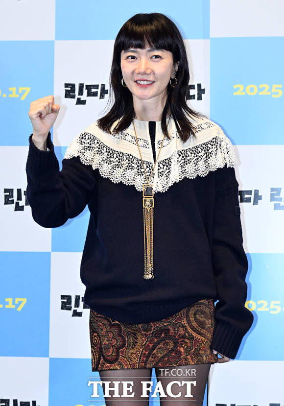 배우 배두나가 12일 오후 서울 강남구 메가박스 코엑스점에서 열린 영화 린다 린다 린다 의 언론시사회 및 기자간담회에 참석해 포즈를 취하고 있다.