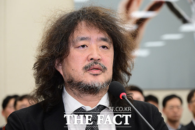 유튜버 김어준 씨가 최근 조직 개편에 반발 중인 금융감독원 직원들을 향해 불만이면 퇴사하면 된다는 식의 발언을 남겨 논란이 일고 있다. 사진은 방송인 김어준이 지난해 12월 13일 오전 서울 여의도 국회에서 열린 과학기술정보방송통신위원회 전체회의에 참고인으로 출석해 비상계엄 사태와 관련한 발언을 하고 있다. /남윤호 기자