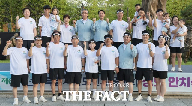 성화는 아기와 엄마·아빠로 구성된 성화봉송 주자들이 심덕섭 고창군수에게 직접 전달하는 특별한 순간으로 진행됐다. /고창군