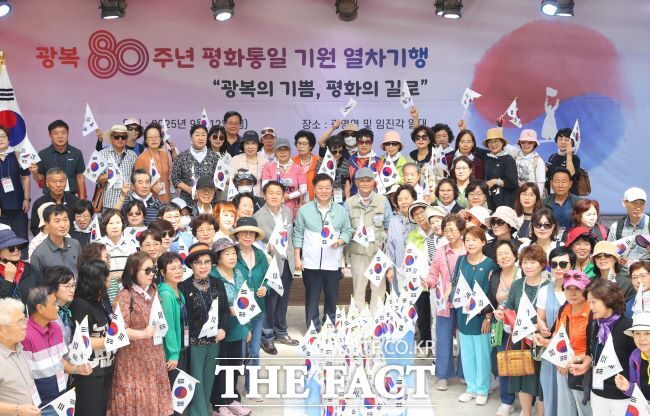 광명시민들이 평화열차를 타고 도착한 임진각평화누리공원에서 평화 염원 행사를 갖고 있다./광명시