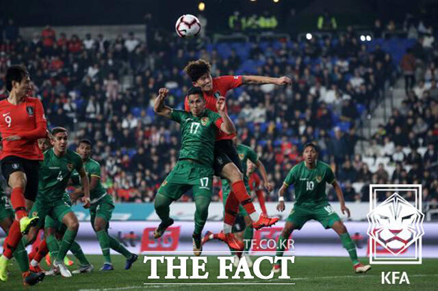 축구 국가대표팀의 11월 국내 친선경기 첫 번째 상대가 볼리비아로 확정됐다. 12일 KFA에 따르면 홍명보 감독이 이끄는 국가대표팀은 오는 11월 14일 FIFA가 정한 A매치 기간을 활용해 하나은행 초청 축구국가대표팀 친선경기에서 볼리비아와 맞붙는다. 사진은 2019년 3월 볼리비아와의 친선 경기 당시 모습. /대한축구협회