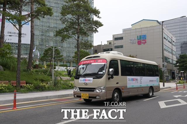 지난 1일부터 운행된 통합 셔틀버스 내편중구버스는 올해 말까지 시범 운행에 나선다./중구