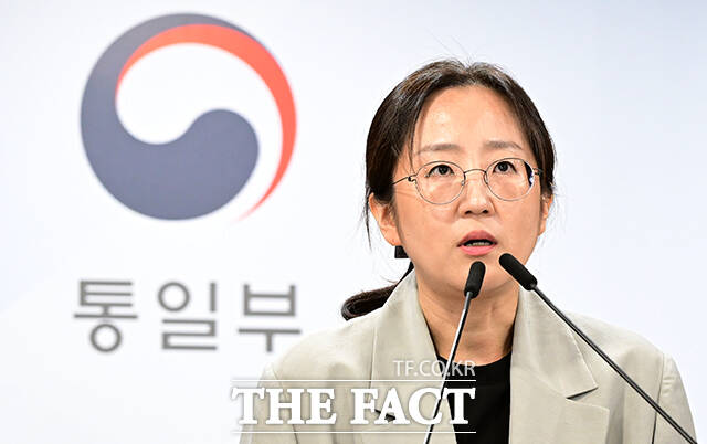 장윤정 통일부 부대변인이 12일 오전 서울 종로구 정부서울청사에서 정례브리핑을 갖고 있다. /임영무 기자