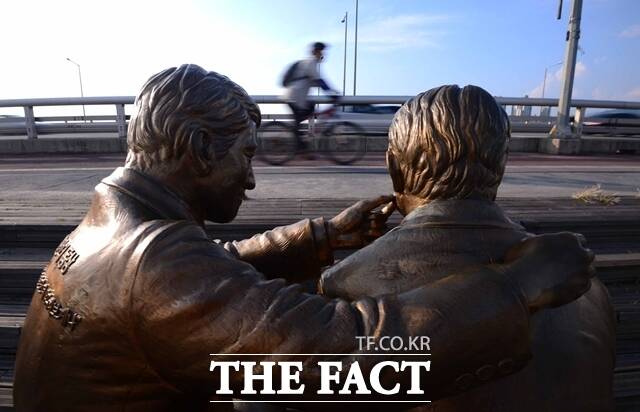 김 총리는 새 정부에서는 자살을 국가적 과제로 두고, 자살예방정책위원회를 체계적으로 운영하면서 자살 위험에 계신 분들을 인지하고 도움을 줄 수 있도록 노력할 것이라고 강조했다. 사진은 서울 마포대교에 있는 한 번만 더 동상. /뉴시스