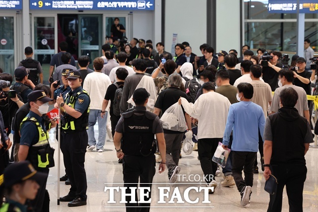 미국 이민당국에 의해 조지아주에 구금됐던 한국인 근로자들이 12일 인천국제공항 제2여객터미널 입국장을 나서고 있다. /뉴시스