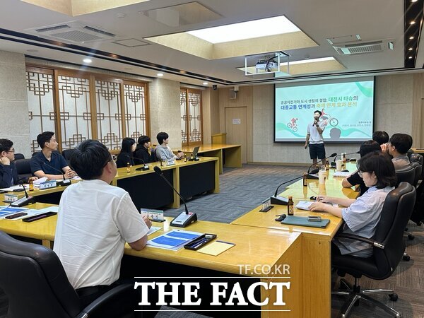 12일 유성구청에서 진행된 ‘2025년 데이터기반 문제해결단 최종보고회’에서 얼른타보슈팀이 발표 하고 있다./대전 유성구