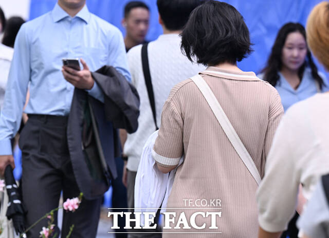 전국 대부분 지역에 선선한 초가을 날씨가 이어지는 12일 오전 서울 광화문 일대에서 시민들이 겉옷을 챙겨 걸음을 옮기고 있다. /이새롬 기자