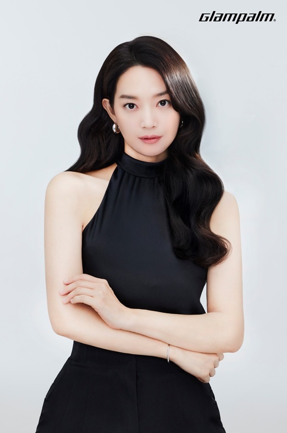 글램팜은 독보적 기술력과 프리미엄 감성을 한층 고급스럽게 전달하기 위해 배우 신민아를 브랜드 새 얼굴로 선정했다. /글램팜