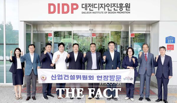 대전시의회 산업건설위원회는 12일 제290회 임시회 기간 유성IC 인근에 위치한 외삼~유성복합터미널 BRT 연결도로 건설현장과 유성구 탑립동 소재 대전디자인진흥원을 방문했다. 사진은 대전디자인진흥원 방문 모습./대전시의회