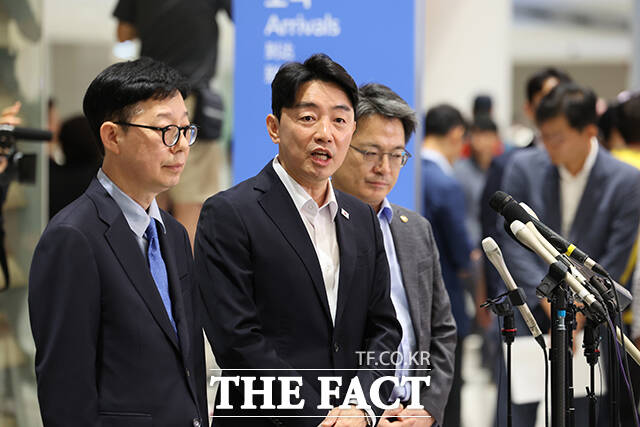 미국 조지아주 현대차그룹-LG에너지솔루션 배터리 합작 공장 건설 현장에서 구금됐다가 석방된 한국인 노동자들이 12일 오후 인천국제공항을 통해 귀국한 가운데 강훈식 대통령실 비서실장(가운데)이 브리핑을 하고 있다. /인천국제공항=박헌우 기자