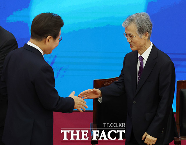 조희대 대법원장은 12일 정부여당이 추진하는 대법관 증원 등 사법개혁이 공론화를 통해 이뤄져야 한다고 강조했다. 사진은 지난 6월 4일 국회 로텐더홀에서 열린 취임선서에서 이재명 대통령과 악수하는 조희대 대법원장. /국회사진기자단