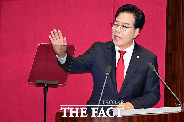 송언석 국민의힘 원내대표가 12일 이재명 대통령이 최교진 교육부 장관에 대한 임명안을 재가한 데 대해 노골적인 전교조 보은 인사라고 비판했다.사진은 송언석 국민의힘 원내대표가 10일 오전 서울 여의도 국회에서 교섭단체 대표연설을 하고 있는 모습. /남윤호 기자