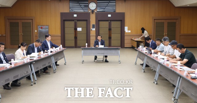 정읍시는 11일 시청 대회의실에서 이학수 시장과 농업 관계자들이 참석한 가운데 ‘정읍시 스마트팜 지구 조성계획 수립 연구용역’ 착수보고회를 진행했다. / 정읍시