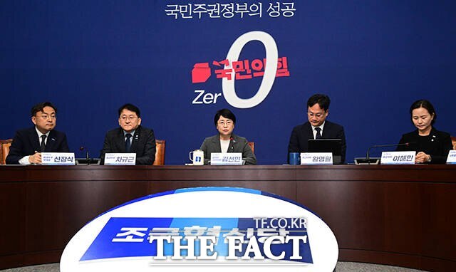 성 비위 파문으로 지도부가 총사퇴한 조국혁신당은 11일 국회에서 당무위원회를 열고 조국 혁신정책연구원장을 선출했다. 사진은 지난 5일 국회에서 열린 성 비위 사건 기자간담회에서 모두 발언을 하고 있는 김선민 전 대표 권한대행. /남윤호 기자