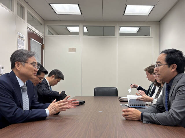 미국을 방문 중인 조현 외교부 장관은 미 연방의회 상원의원들과 면담하고 한국인 구금 사태와 관련한 비자 제도 개선 방안 등을 논의했다. 사진은 조 장관(왼쪽)이 11일(현지시간) 미 워싱턴 D.C.에서 앤디 킴 상원의원과 면담하는 모습. /외교부