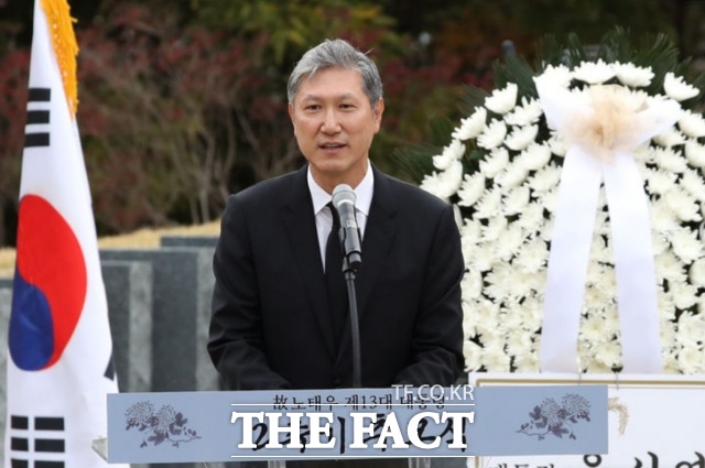 노재헌 동아시아문화재단 이사장이 2023년 10월 26일 경기도 파주시 동화경모공원에서 열린 故 노태우 전 대통령 2주기 추모식에 참석해 유족인사를 하고 있다. 노 이사장은 이재명 정부의 주중대사에 내정됐다. /뉴시스