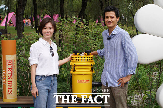 버츠비가 12일 오전 서울 강북구 북서울 꿈의 숲 꿀벌 서식지 어반비즈서울에 경량 꿀벌 청소기를 증정하고 있다. /버츠비