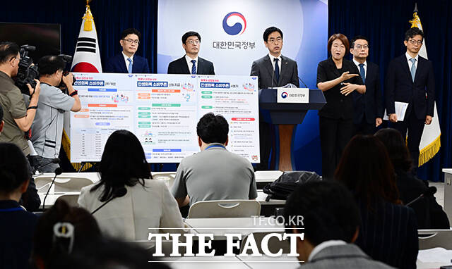 김민재 행정안전부 차관이 12일 오전 서울 종로구 정부서울청사에서 제2차 민생회복 소비쿠폰 지급방안과 관련해 브리핑을 하고 있다. /임영무 기자