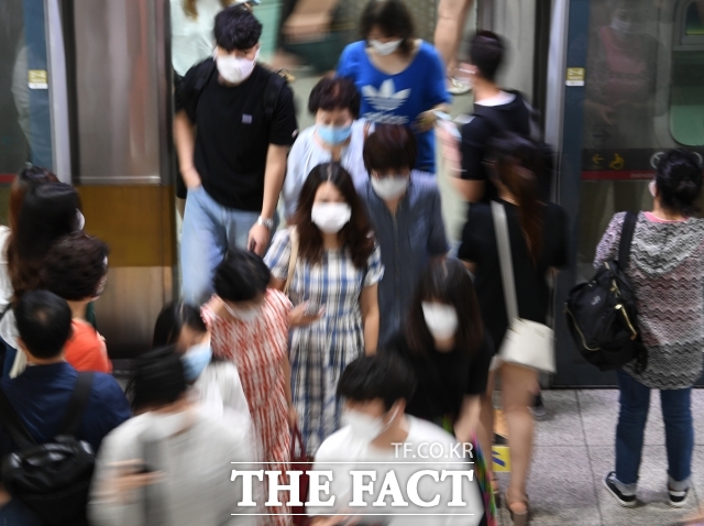 우리나라는 경제협력개발기구(OECD)가 국가별 노인 빈곤율을 발표하기 시작한 2009년 이래 줄곧 노인 빈곤율이 가장 높은데 최근 상황이 더 악화됐다. 사진은 2020년 10월 28일서울 지하철 9호선 당산역 승강장 시민들. /이효균 기자