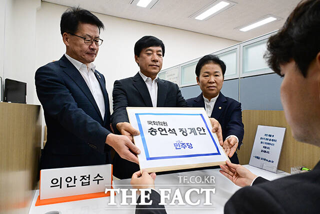 왼쪽부터 더불어민주당 임호선 수석사무부총장, 이성윤 더불어민주당 법률위원장, 문정복 조직부총장.