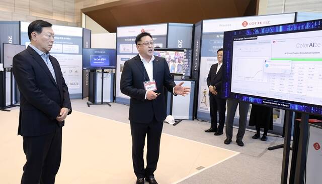 신동빈 롯데그룹 회장(왼쪽)이 올해 초 열린 상반기 VCM에 앞서 AI 과제 쇼케이스를 살펴보고 있다. /롯데그룹