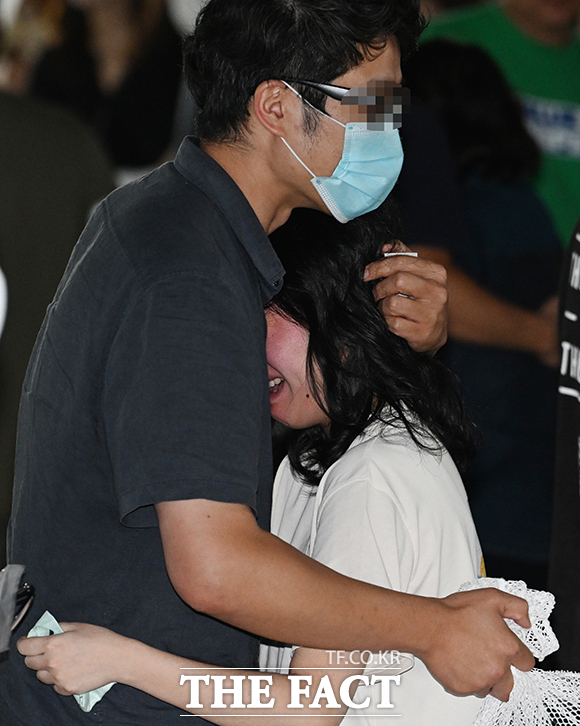 미국 조지아주 현대차그룹-LG에너지솔루션 배터리 합작 공장 건설 현장에서 구금됐다가 석방된 한국인 노동자들이 12일 오후 인천국제공항을 통해 귀국해 가족들과 인사를 나누고 있다. / 인천국제공항=박헌우 기자