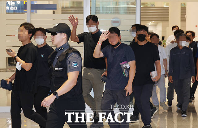 정부는 외교부를 중심으로 비자 제도 개선을 위한 워킹그룹(실무조직)을 꾸리겠다는 계획이다. 사진은 미국에 구금됐던 우리 국민 316명이 지난 12일 인천국제공항에 도착한 모습. /박헌우 기자