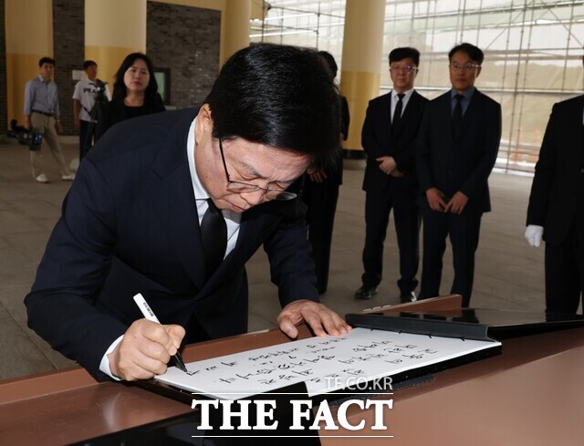 최교진 사회부총리 겸 교육부 장관이 12일 현충원 참배 후 방명록을 작성하고 있다. 이재명 대통령은 지난 11일 최 장관 임명안을 재가했다./교육부 제공