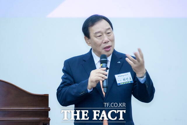 최민호 세종시장이 12일 정부세종컨벤션센터에서 열린 제37차 세종경제포럼에 참석해 국정운영 5개년 계획과 연계한 시정 운영 방향에 대해 이야기 하고 있다. /세종시