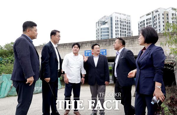 대전시의회 산업건설위원회는 12일 제290회 임시회 기간 유성IC 인근에 위치한 외삼~유성복합터미널 BRT 연결도로 건설현장과 유성구 탑립동 소재 대전디자인진흥원을 방문했다. 사진은 외삼~유성복합터미널 BRT 연결도로 건설현장 방문 모습./대전시의회