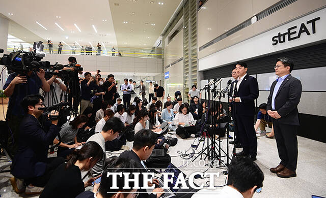 미국 조지아주 현대차그룹-LG에너지솔루션 배터리 합작 공장 건설 현장에서 구금됐다가 석방된 한국인 노동자들이 12일 오후 인천국제공항을 통해 귀국한 가운데 강훈식 대통령실 비서실장이 브리핑을 하고 있다. / 인천국제공항=박헌우 기자