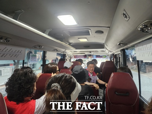 12일 오후 2시 10분, 25인승 중구 순환버스 내편중구버스는 보조석까지 빼곡히 채워졌다. 중구자원봉사센터가 적힌 분홍 조끼를 입은 김길성 구청장./설상미 기자