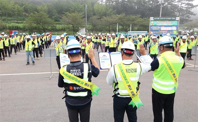 동부건설은 전국 52개 현장에서 안전보건 비상경영체제 선포식을 개최했다. 윤진오 대표이사는 선포식에 참석해  안전이 확보되지 않으면 어떠한 작업도 진행할 수 없다고 강조했다. /동부건설