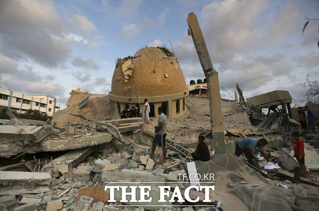 미국 민주당 소속 크리스 밴 홀런 의원과 제프 머클리 상원 의원은 11일(현지시간) 보고서를 통해 이스라엘의 팔레스타인 인종청소에 미국이 공모하고 있다고 고발했다. 사진은 지난 2023년 10월8일 이스라엘의 공격으로 파괴된 가자지구 칸 유니스 사원의 잔해. /AP.뉴시스