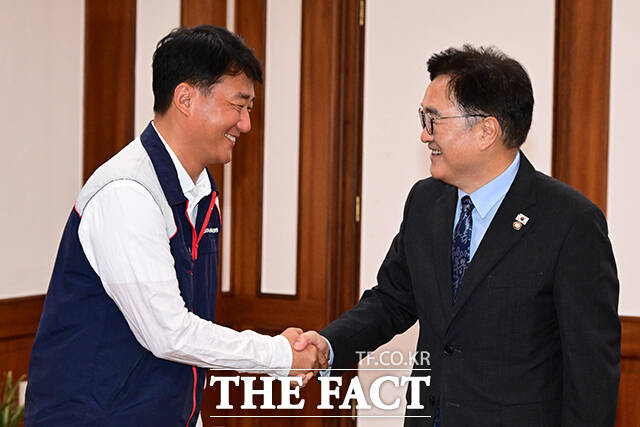 우원식 국회의장과 양경수 민주노총 위원장이 12일 오후 서울 여의도 국회 의장 집무실에서 만나 악수하고 있다. /국회=남윤호 기자