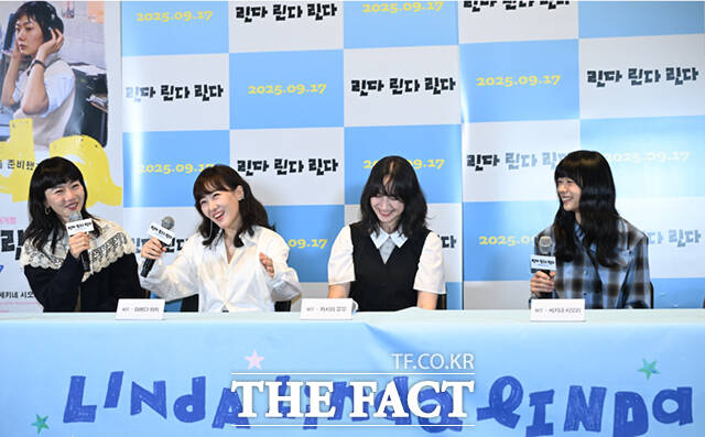 배우 배두나와 마에다 아키, 카시이 유우, 세키네 시오리(왼쪽부터)가 12일 오후 서울 강남구 메가박스 코엑스점에서 열린 영화 린다 린다 린다 의 언론시사회 및 기자간담회에 참석해 질의에 답하고 있다.