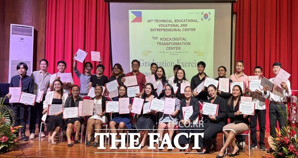 한남대는 지난 5일 필리핀 실리만대학교 경영대 컨퍼런스홀에서 한국국제협력단(KOICA)의 시민사회 협력 프로그램 수료식을 개최했다. 이 프로그램을 통해 필리핀 두마게티 지역 청년들 AI·빅데이터 실무자 25명이 배출됐다./한남대학교