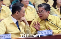  대화 나누는 정성호 법무장관과 유철환 권익위원장 [포토]