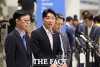  인천공항에서 브리핑 하는 강훈식 비서실장 [TF사진관]