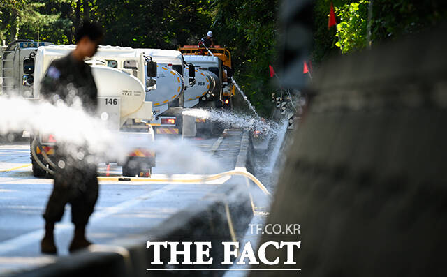 수로에 물을 쏟아붓고 있는 살수차들.