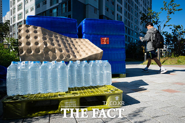 강릉 시내 아파트 단지 내 배급을 위한 생수가 놓여있다.