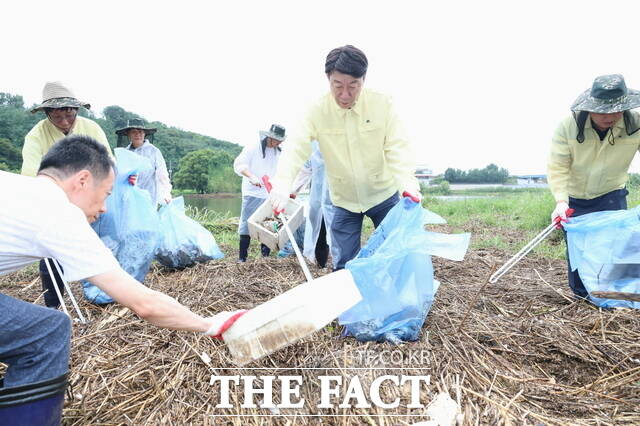 12일 전주천변과 삼천변 등 전주 지역 하천 주변에서 우범기 전주시장이 시 소속 공무원과 자생단체 회원, 자원봉사자 등 2000여 명과 함께 하천 환경정비 활동을 벌이고 있다. /전주시